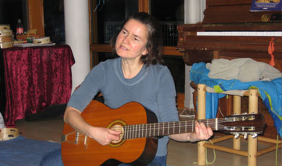 Adelheid an der Gitarre